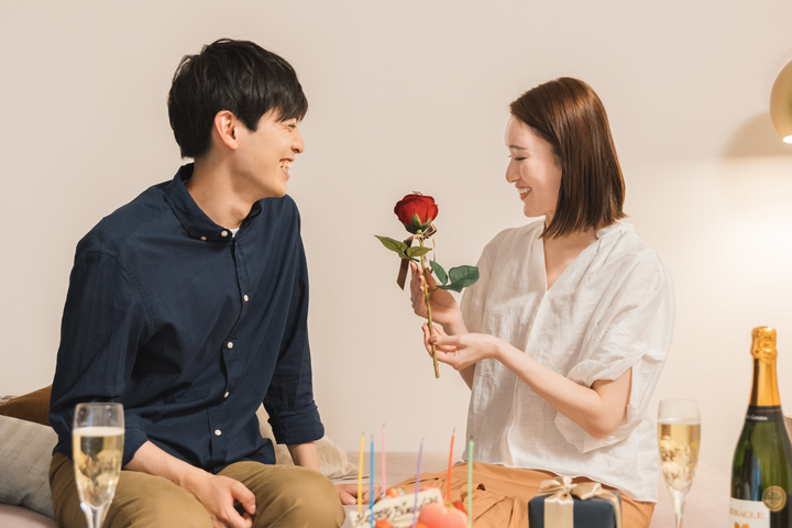 プロポーズのギフトとして指輪にプラスすするアイテムに花を贈る。花は枯れないアートフラワーが注目を集めている。