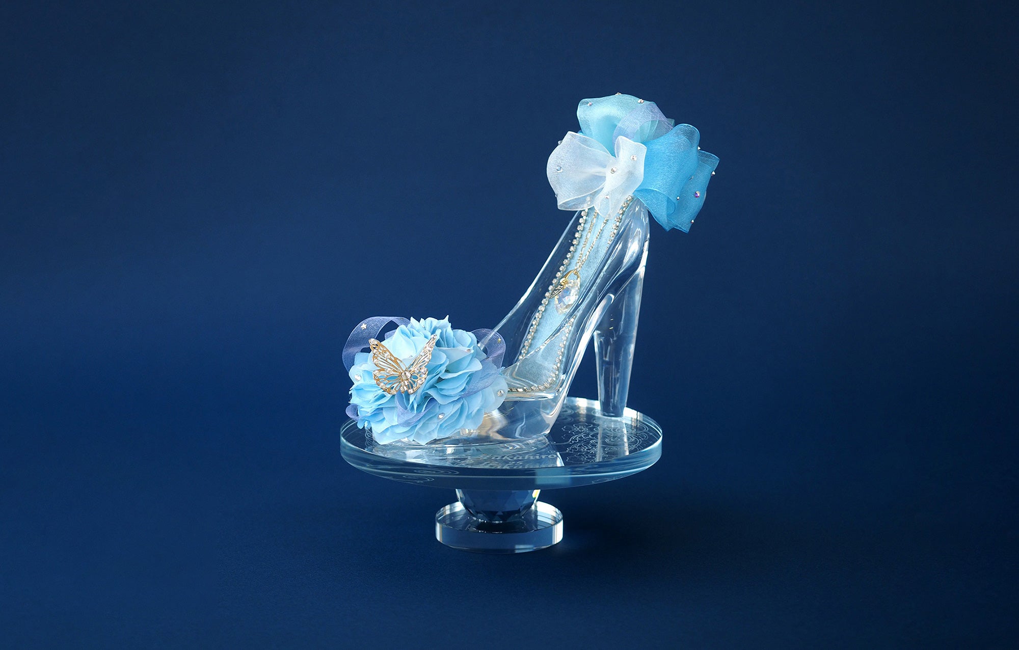 ガラスの靴で“箱パカ”プロポーズ｜プリンセスブルーの青い靴に想いを
