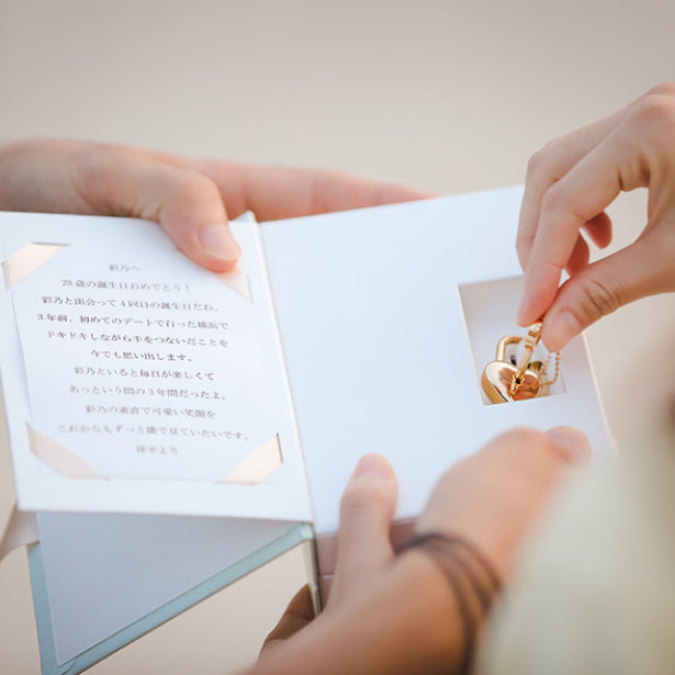 ラブブック商品のメッセージカードについて、書き方を4ステップに分けて紹介。OKメッセージNGメッセージの例文も載せています。メリアルームのギフトコンシェルジュは全てのメッセージ内容を確認し添削しています。あなたのプロポーズ成功をサポートします。