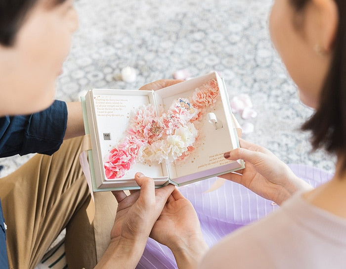 ページを開いた先に訪れる 満開の桜のサプライズプロポーズ