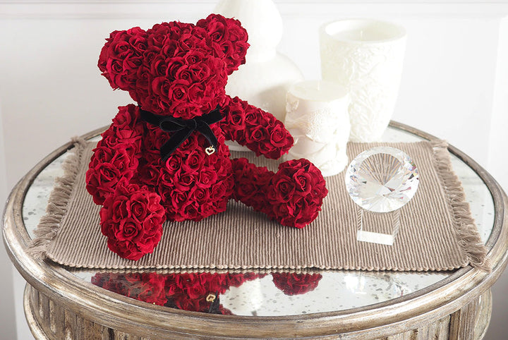 今月は入籍日を決めたがプロポージを迷われていたお客様。彼女が好きなテディベアのぬいぐるみと枯れない花を組み合わせたフラワーベアをご希望でした。