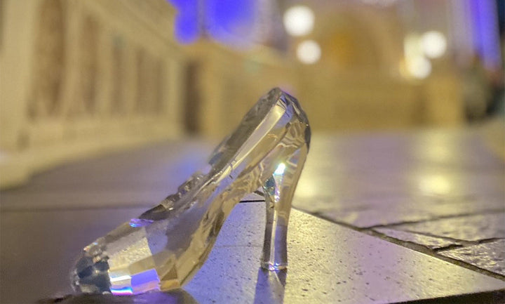 ディズニーでプロポーズを検討中の方は必見。ディズニー好きやディズニーへ行かなくても、ガラスの靴でプリンセスなプロポーズを叶える方法を紹介。リアルなお客様エピソード付き。