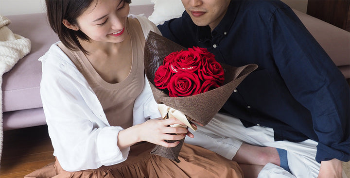 プロポーズに108本の生花を贈ろうとして断念したお客様が、枯れないアートフラワーでプロポーズを成功させるエピソード。アートフラワーこその強みや人気のポイントを詳しく紹介。