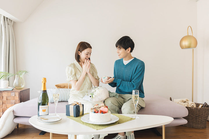 今月のお客様エピソードは、指輪を用意しなくても箱パカをしたい男性がご来店。バラを贈るのが初めての男性がどのような演出でギフトを渡すのかコンシェルジュが提案いたします。