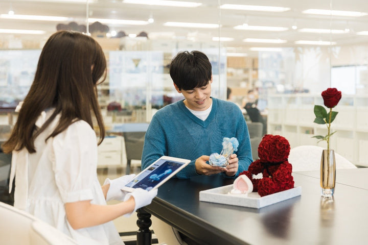 東京都港区南青山のフラワーギフトショップメリアルームに来店してフラワーギフトを検討する男性