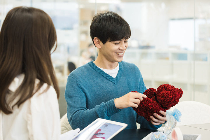 春にプロポーズを検討のお客様エピソード。桜の季節を想い出に残すため、枯れないフラワーギフトで特別なプロポーズを演出。