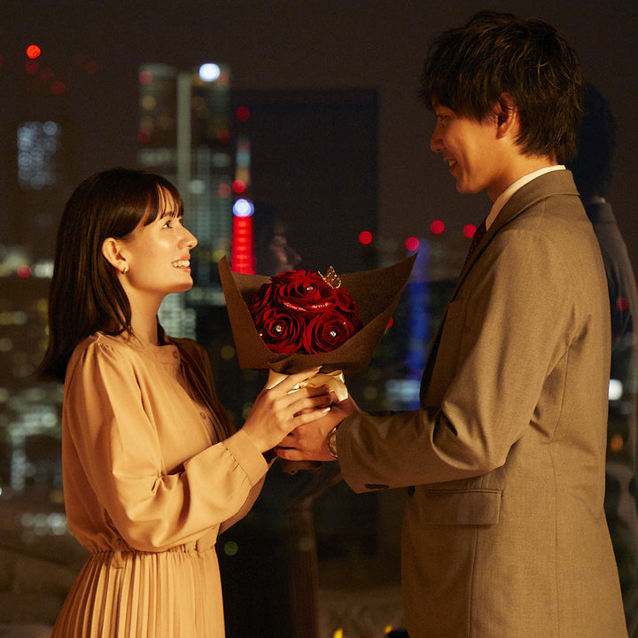 12本のバラの美しさが際立つ、スタイリッシュな花束で彼女への想いを伝える