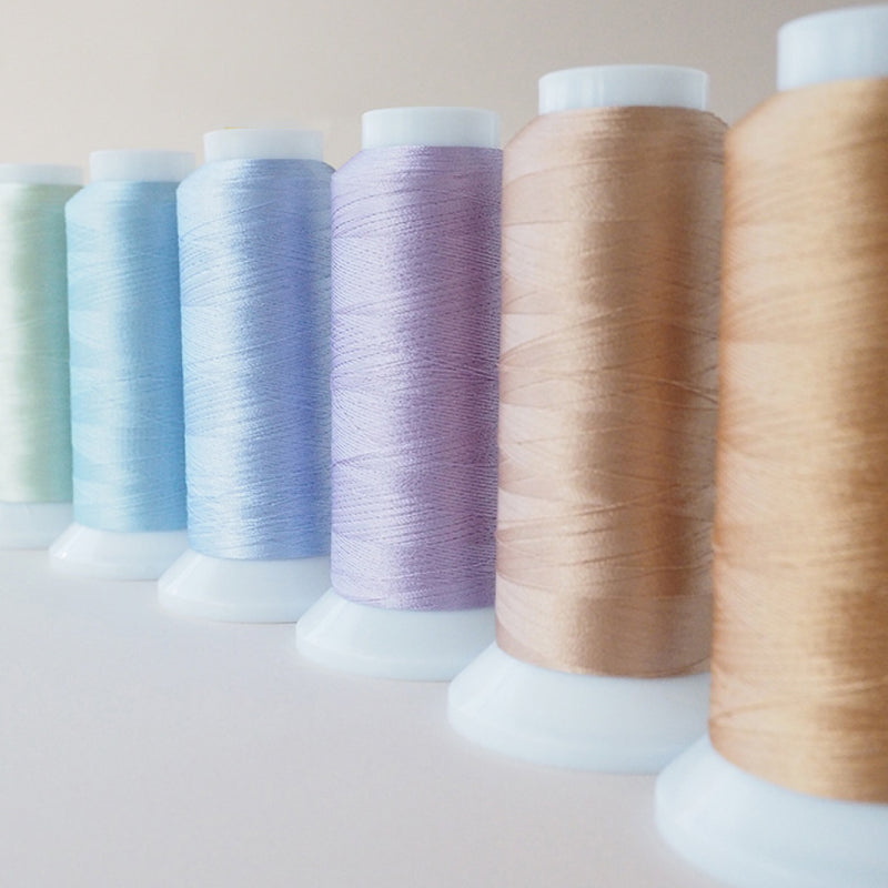 誕生日に合わせてカラーを選べる刺繍糸。名入れやメッセージを彩るカラフルな糸で、世界に一つのフラワーギフトをオーダーメイド。