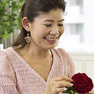 造花を制作する女性スタッフ