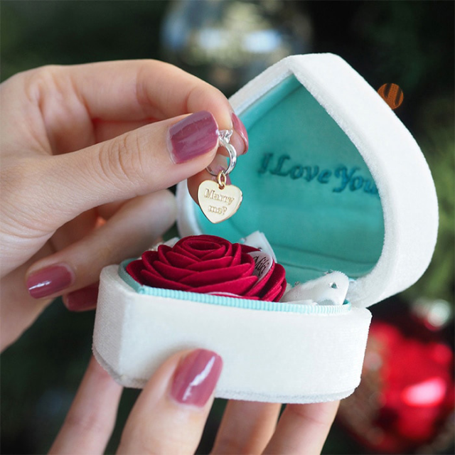 赤いバラの中心にサプライズでフェイクの指輪が隠されている商品。指輪には、結婚してくださいと刻印がされているサプライズ商品。婚約指輪を用意しなくてもプロポーズが可能。