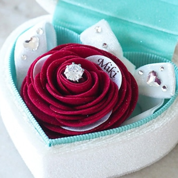 真っ赤なバラがキラキラと輝いている、花びらには彼女の名前を入れて、世界に一つしかないギフトをプレゼント。