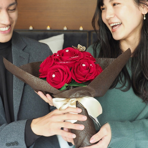 彼女のためにカスタマイズしたバラの花束で、最高の笑顔をプレゼント