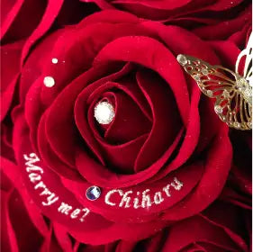 赤バラの花びらに「Maryy me?」の刺繍入り