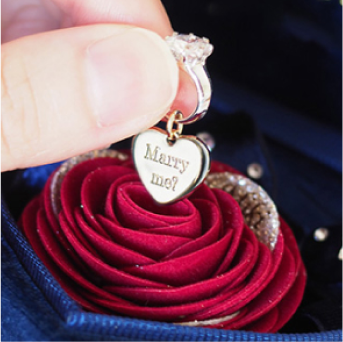 バラの中心には「Marry me?」刻印入りのハートチャーム
