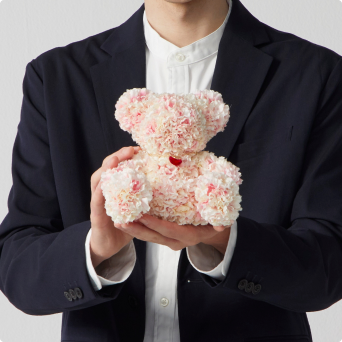 桜ベアを抱える男性