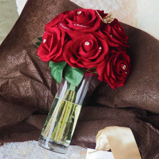 ラッピングをほどくとガラスの花瓶が登場