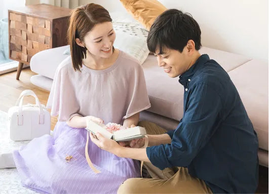 自宅の部屋でプロポーズ