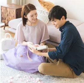 カップルが部屋でブックを開く様子