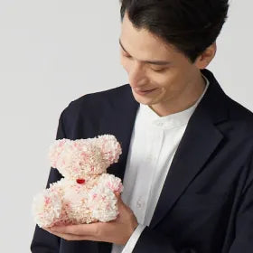 桜ベアを抱える男性