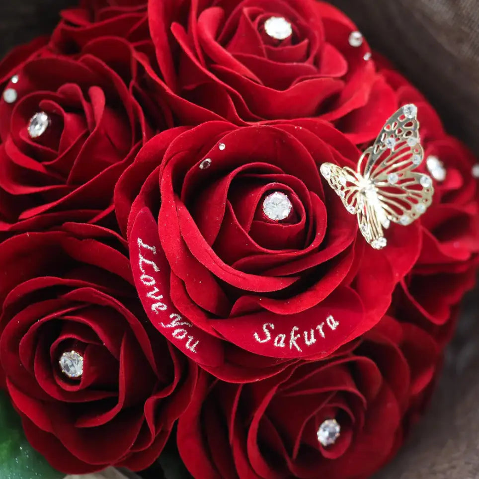 アートフラワーを選ぶ理由 ⓷特別をカタチにする自由なカスタマイズ性。花びらに刺繍でメッセージや名入れが施された12本の赤いバラの花束。