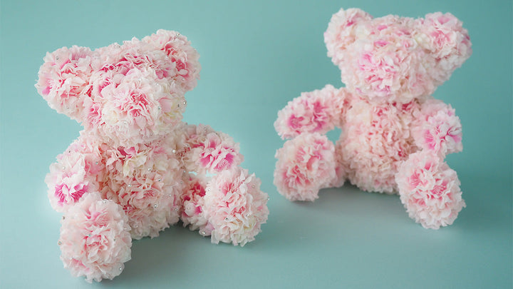 108本の桜を使用してつくられたぬいぐるみのようなフラワーベア。108本のサクラには永遠という意味を持ち、プロポーズだけでなく記念日・出産祝い・入籍日・ホワイトデーなど様々なサプライズプレゼントとして人気。