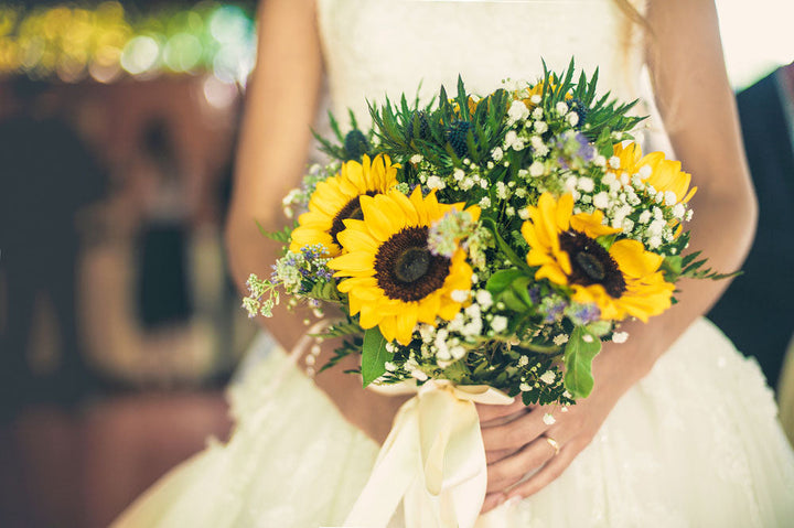 結婚式に奥様へヒマワリの花束をサプライズで贈り対お客様からのお問い合わせ。結婚式場でも目立つようなボリュームたっぷりな大きい花束を特別に制作。