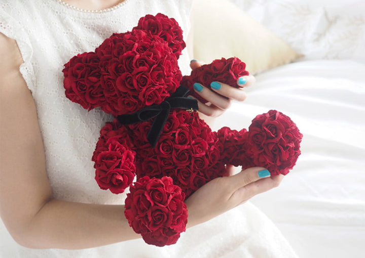 赤いバラで作られたテディベア。365本のバラを使用してぬいぐるみくらいのサイズにハンドメイドで仕上げている。プロポーズなどの特別な記念日にプレゼントとして人気のある商品。