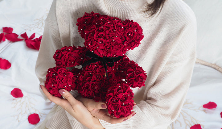赤いバラで作られたテディベア。365本のバラを使用してぬいぐるみくらいのサイズにハンドメイドで仕上げている。プロポーズなどの特別な記念日にプレゼントとして人気のある商品。