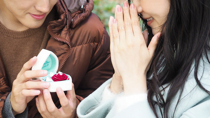 今月のお客様エピソード。ティファニーの指輪でプロポーズに憧れる彼女にプロポーズ。指輪の準備不要で叶える箱パカできるフラワーギフト。