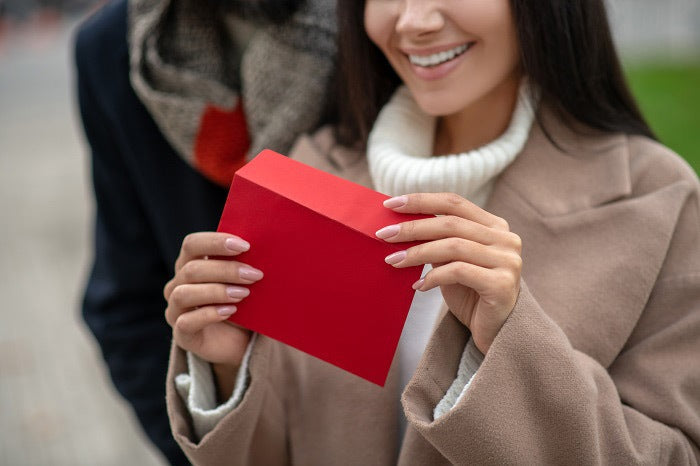 彼氏から手紙をもらい喜ぶ彼女