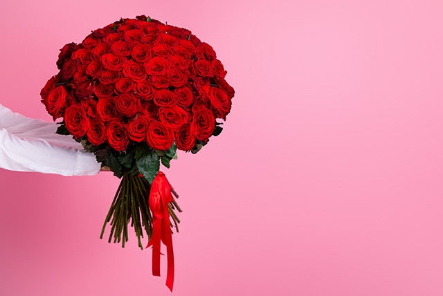 【プロポーズコラム】Vol.07　プロポーズのバラは何本が正解？本数の意味と12本（ダズンローズ）が選ばれる理由