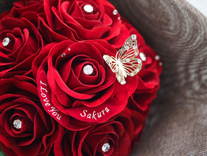 12本の赤バラに誓う愛。枯れない花束で贈るプロポーズギフト