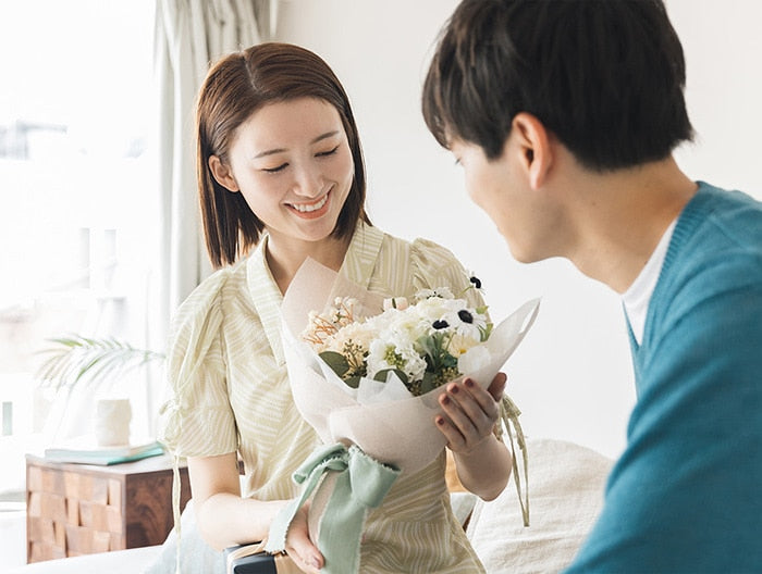 幸運の四つ葉のクローバー入りのナチュラルブーケ。プロポーズに人気！女性が喜ぶ12本の花束ギフト