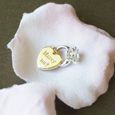 チャームに刻んだMarry me？で「結婚しよう」を伝える、サプライズ仕掛けのギフトです