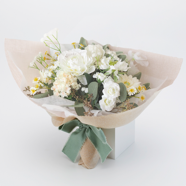 四つ葉クローバー入り12本の花束(ホワイトダズンフラワー)