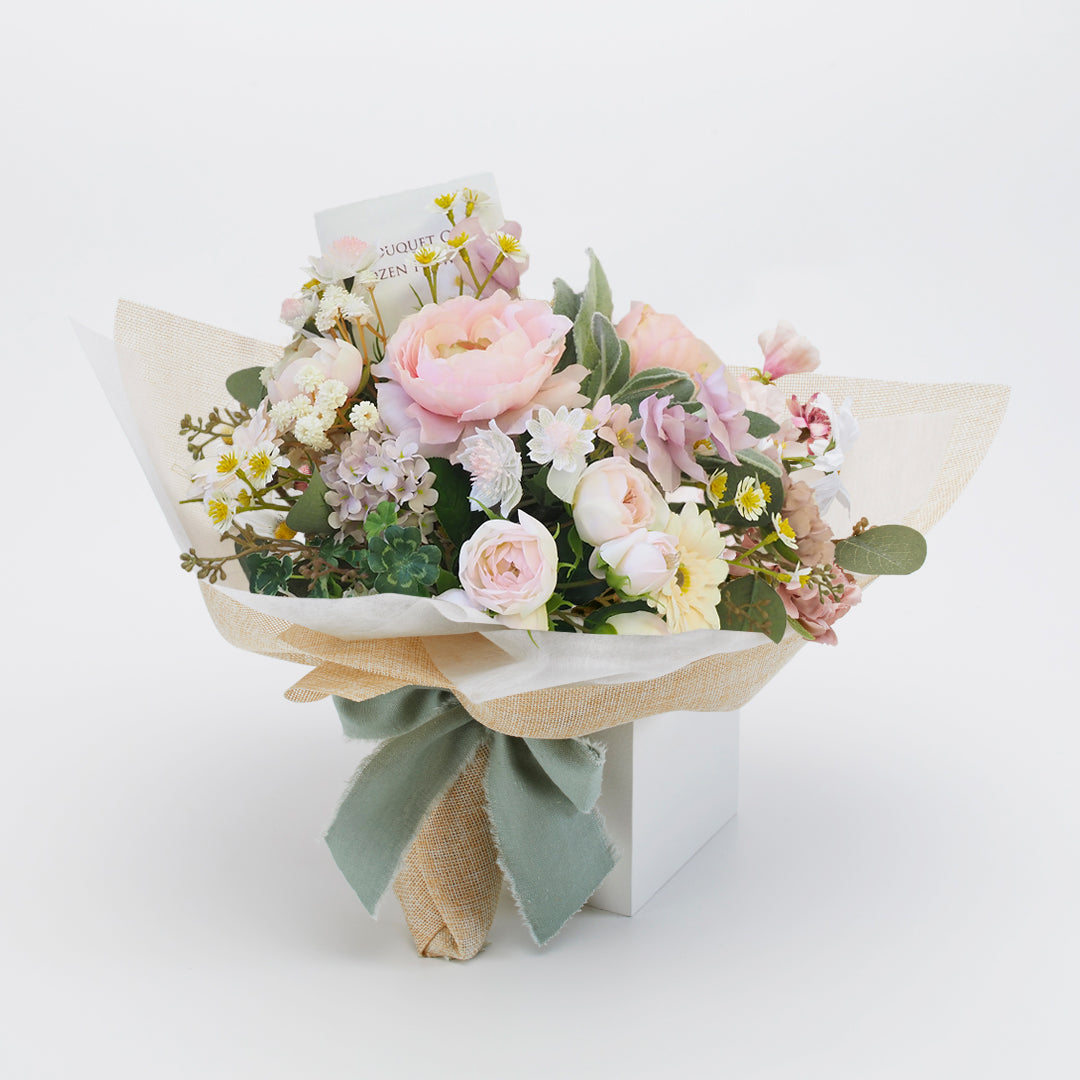 誕生日・プロポーズは四つ葉クローバー入り12本の花束 MERIA ROOM