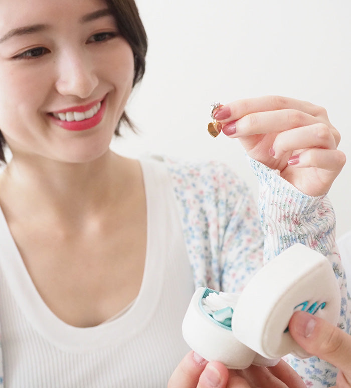 チャームに刻んだMarry me？で「結婚しよう」を伝える、サプライズ仕掛けのギフトです