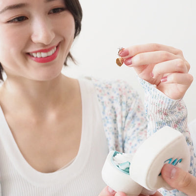 チャームに刻んだMarry me？で「結婚しよう」を伝える、サプライズ仕掛けのギフトです