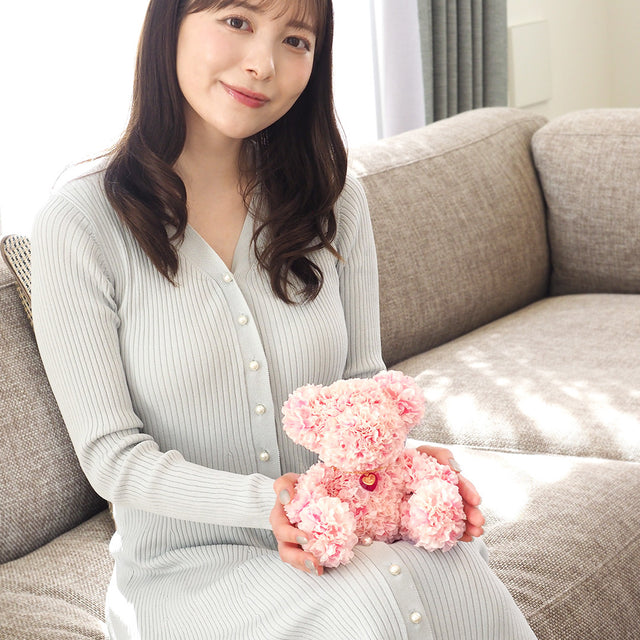 「真っ赤なクリスタルハートと“For You”の刻印が入ったゴールドプレートのチャーム。首元に想いを込めて贈る、愛を象徴するアクセントアイテム。」