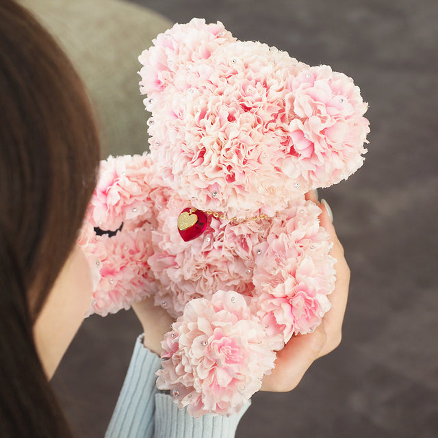 108輪の桜の花で丁寧に仕立てられた小さなテディベア。“とわ＝永遠”の想いを込めて贈る、優しさとぬくもりに満ちた記念日のフラワーベア。
