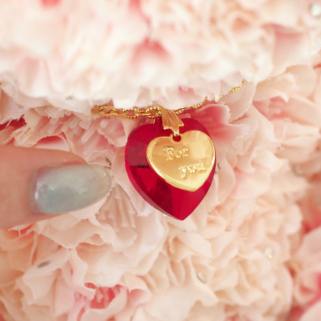 108本の桜で作られたベアの首元には、輝く真っ赤なクリスタルハート。チャームには“For You”と刻まれたゴールドプレート。大切な人へ気持ちを届ける、愛のメッセージが込められたチャームアクセント。