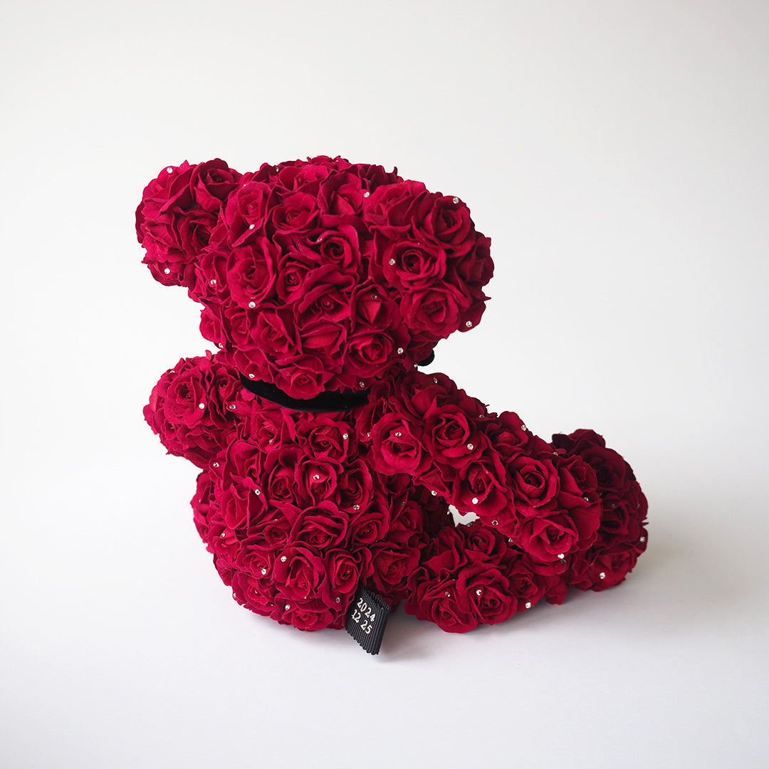 ベアのおしりにタグをプラス。二人のイニシャルと記念日が刺繍できます。