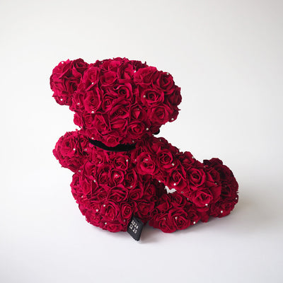 ベアのおしりにタグをプラス。二人のイニシャルと記念日が刺繍できます。