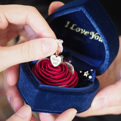 真ん中のダイヤを引き抜くと「Marry me？（結婚して下さい）」のサプライズが・・・