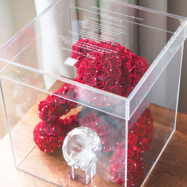 クリスタルダイヤを一緒に飾ると、ケース越しに覗くローズベアが沢山の光と愛情を浴びて輝き続けます