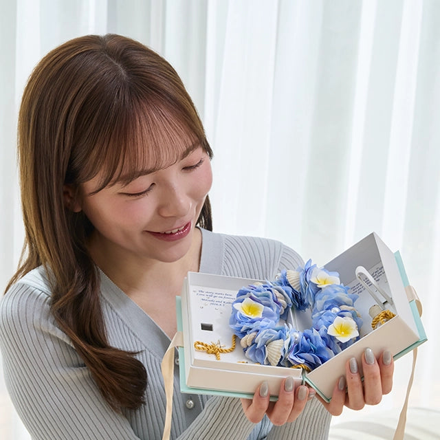 立体の花や景色はオールハンドメイド。青い海と南国の花プルメリアが鮮やかな夏の世界が広がります。