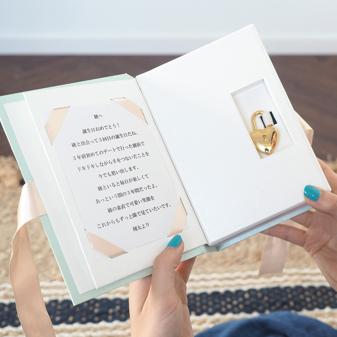 ２ページ目にはプロポーズに繋がるあなたからの「愛のメッセージ」と、かわいい「ハートの南京錠」が・・・