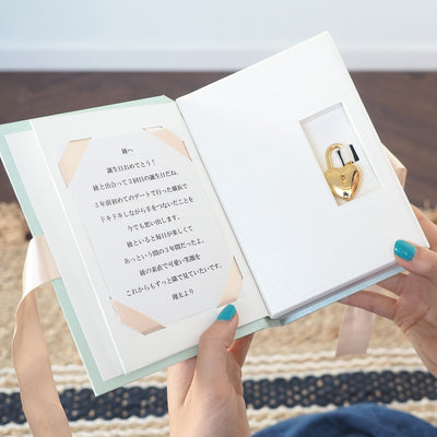 ２ページ目にはプロポーズに繋がるあなたからの「愛のメッセージ」と、かわいい「ハートの南京錠」が・・・