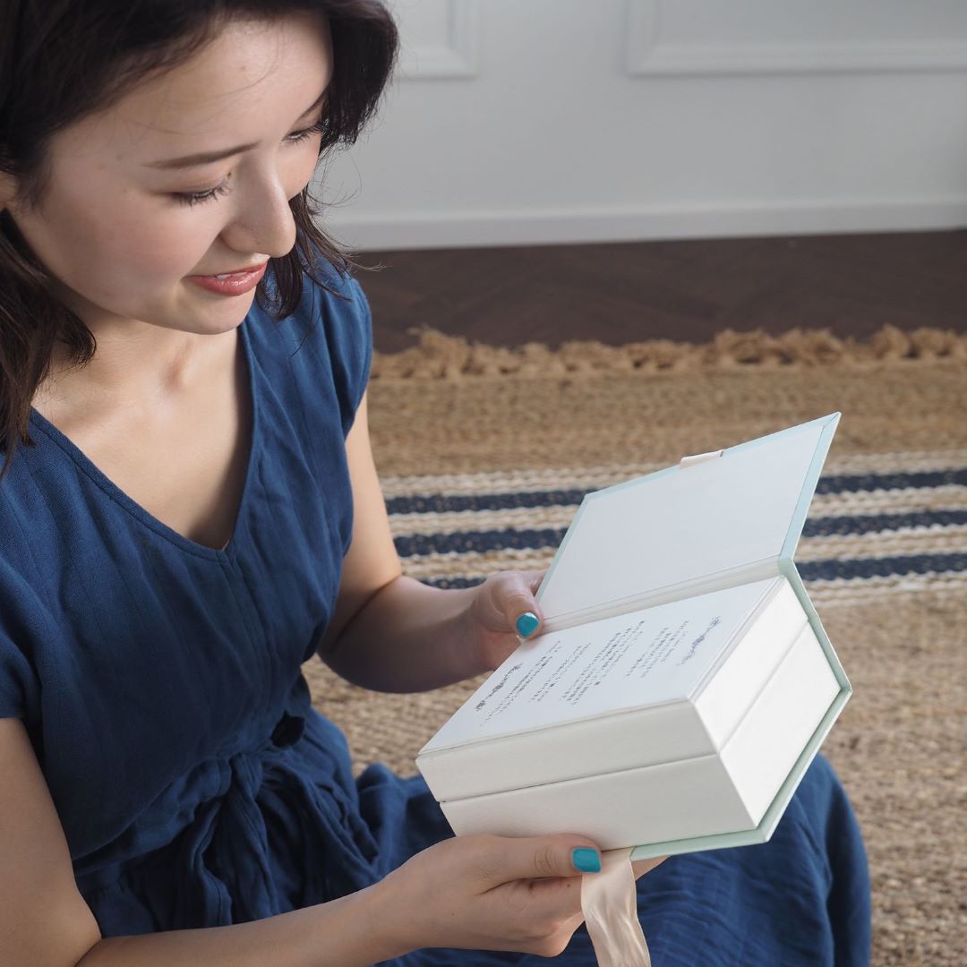 ページをめくるとラブブックの意味を伝える序章「Love Book Story」が。次のページへと繋がるプロローグになっています