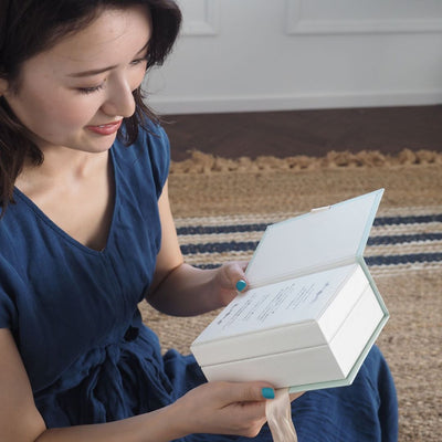 ページをめくるとラブブックの意味を伝える序章「Love Book Story」が。次のページへと繋がるプロローグになっています